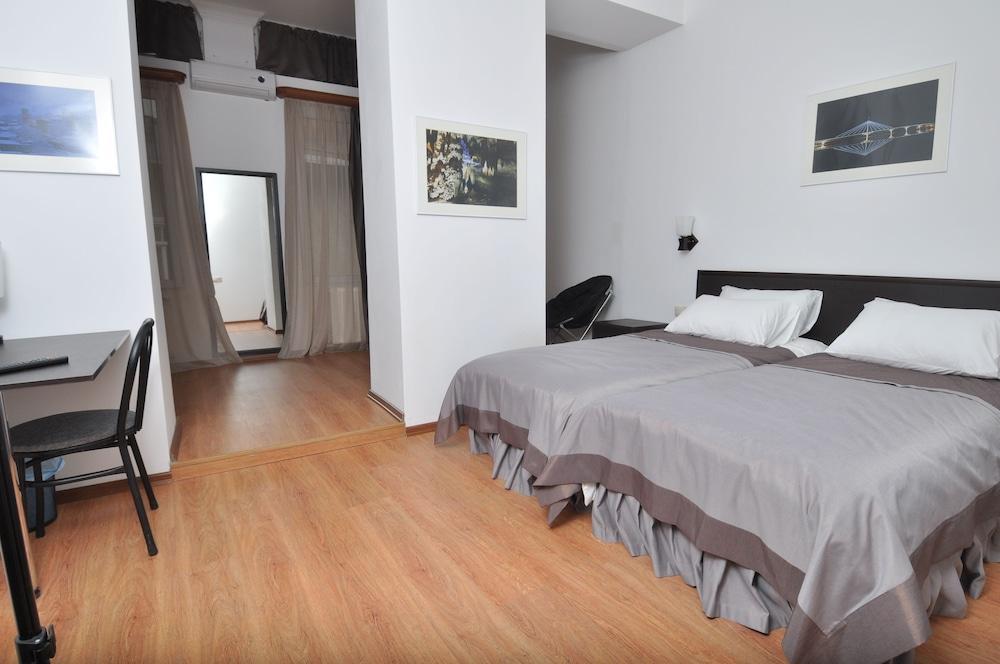 Hotel Corner Тбилиси Екстериор снимка