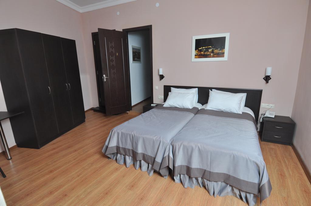 Hotel Corner Тбилиси Екстериор снимка