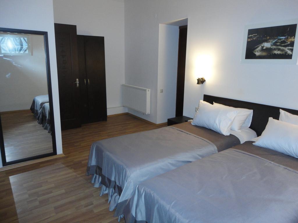 Hotel Corner Тбилиси Екстериор снимка