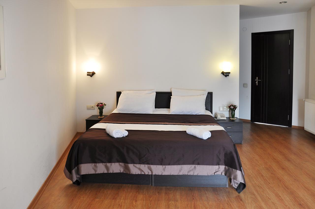 Hotel Corner Тбилиси Екстериор снимка