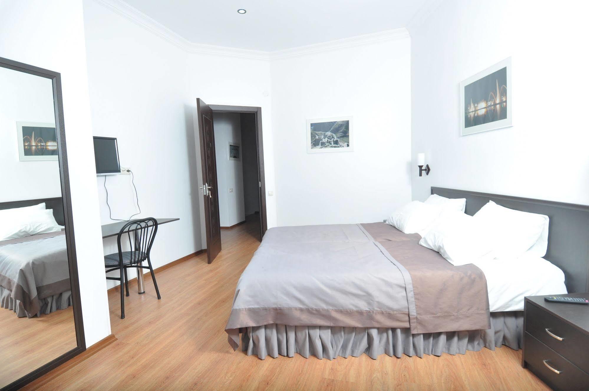 Hotel Corner Тбилиси Екстериор снимка