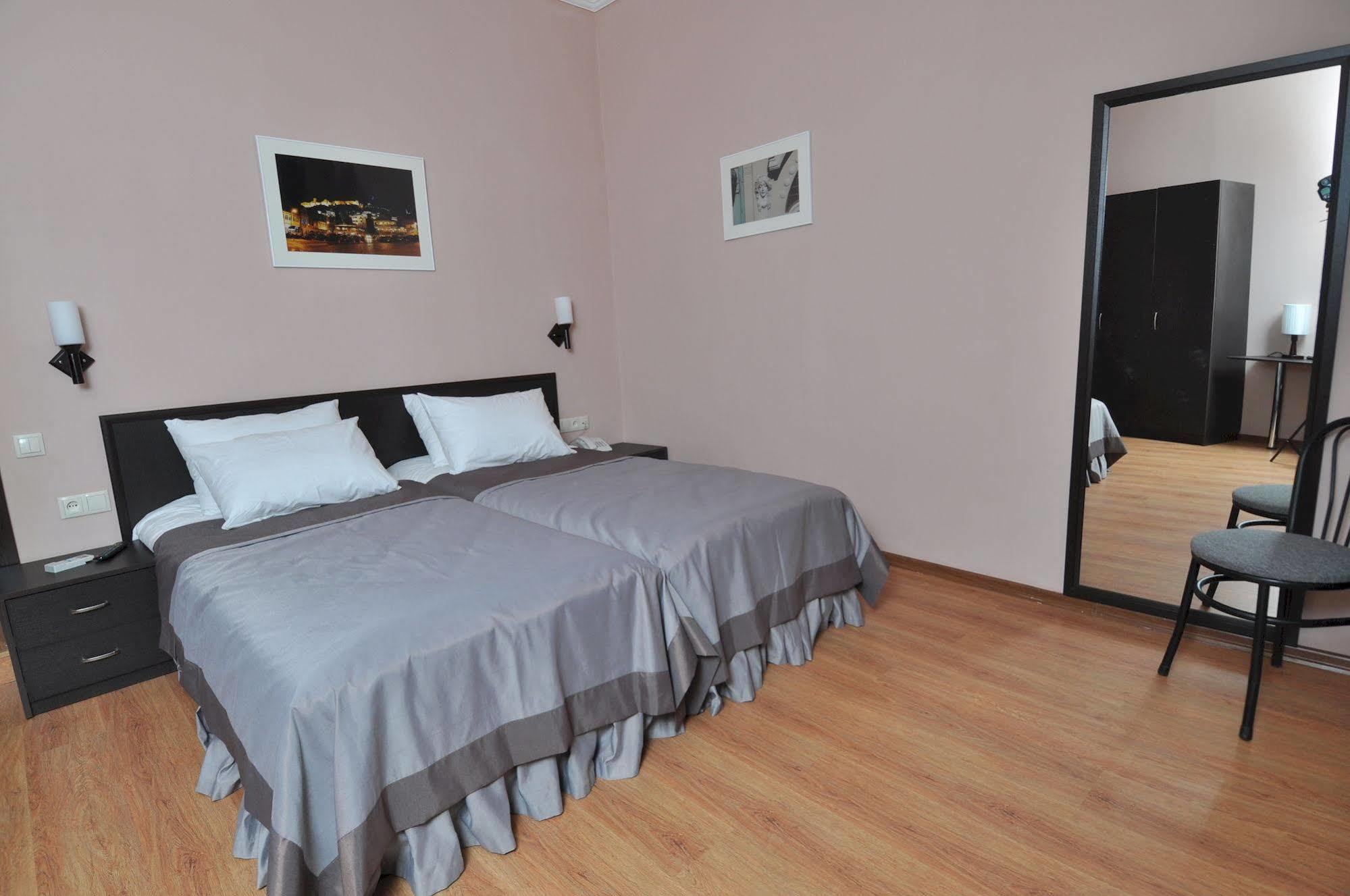 Hotel Corner Тбилиси Екстериор снимка